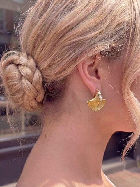 Zirkon Taşlı Gold Renk Çelik Küpe